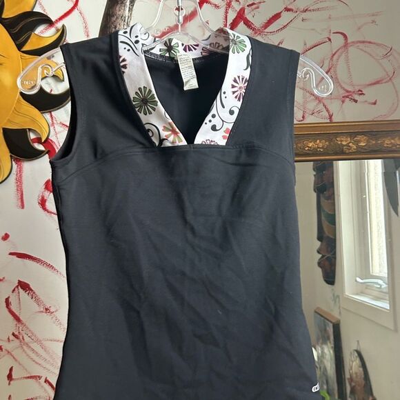 Black Tooth Tank Top with Floral Collar - Picture 6 of 10